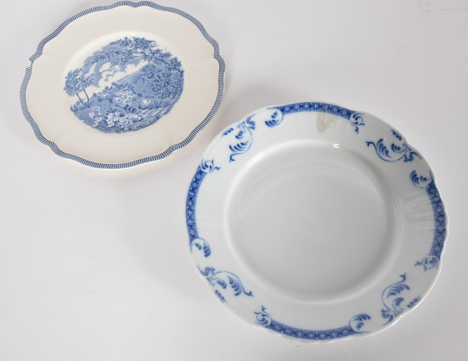Nove pratos diversos de porcelana. - foto 7 de 11