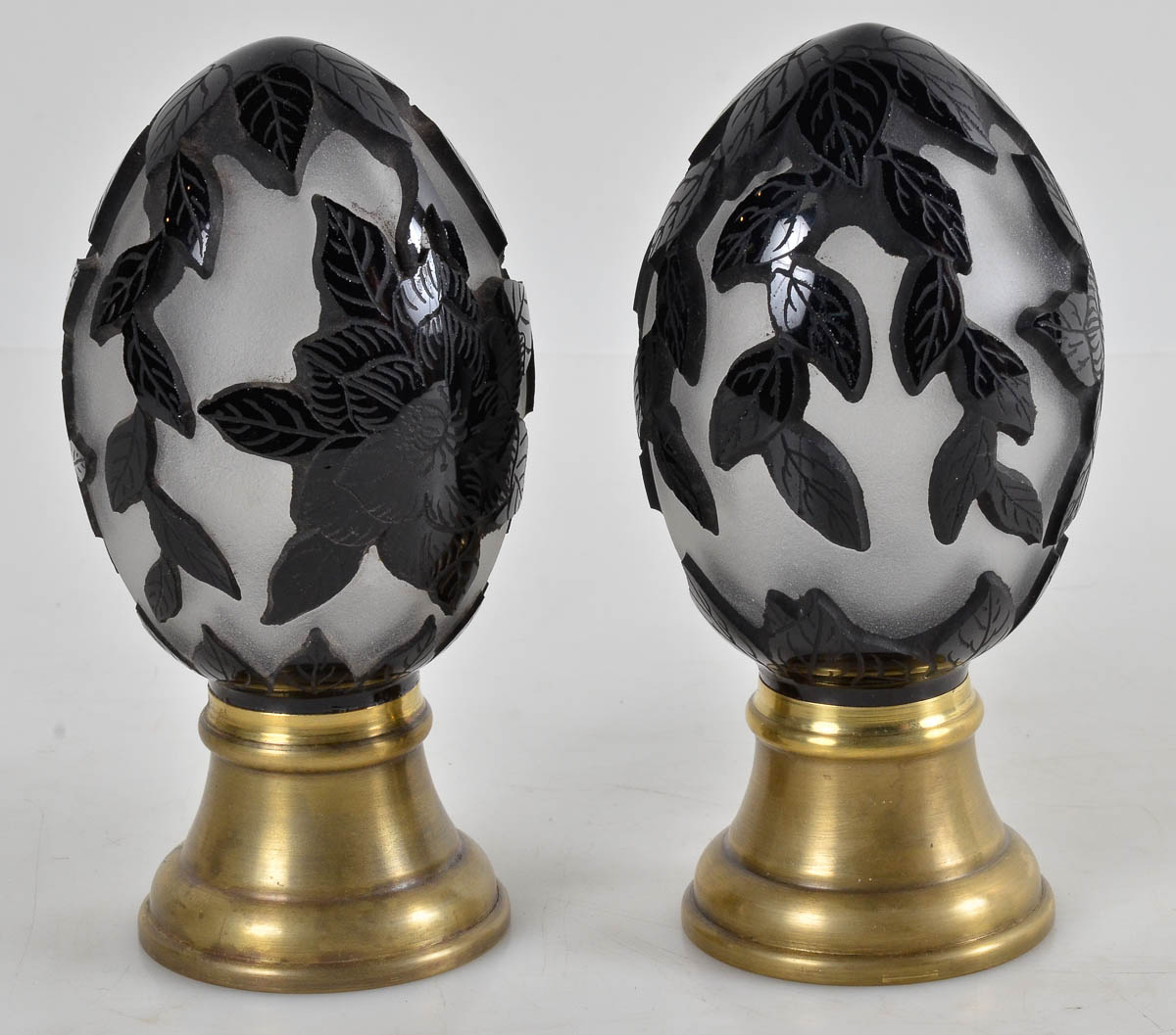 RAVAGNANI - Par de pinhas de overlay preto c/ bases de bronze. alt...