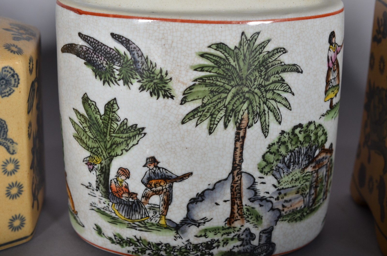 Oito potiches diversos de porcelana policromada (um sem tampa e outro... - foto 6 de 11