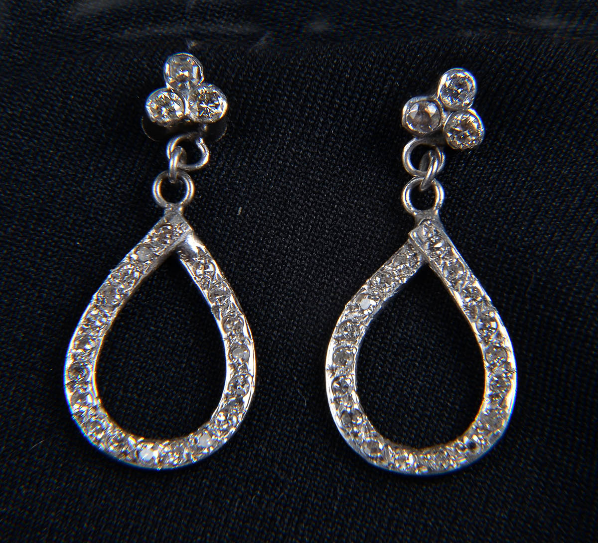 Par de brincos ouro branco c/ 43 brilhantes, 3,8 gr.
