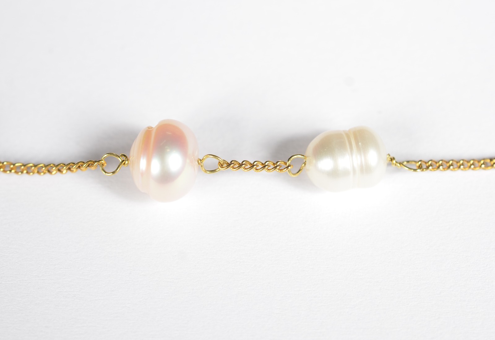 Pulseira de ouro 18k. com 5 perolas brancas intercaladas com cordão... - foto 1 de 4
