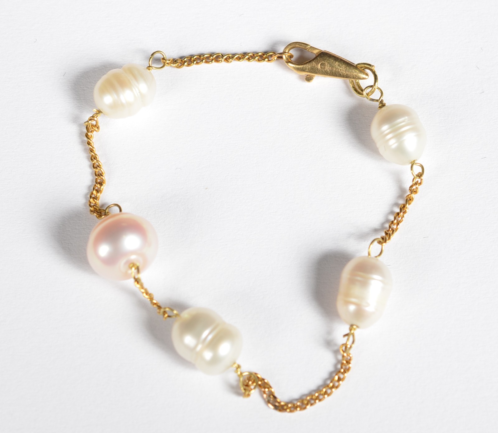 Pulseira de ouro 18k. com 5 perolas brancas intercaladas com cordão... - foto 2 de 4