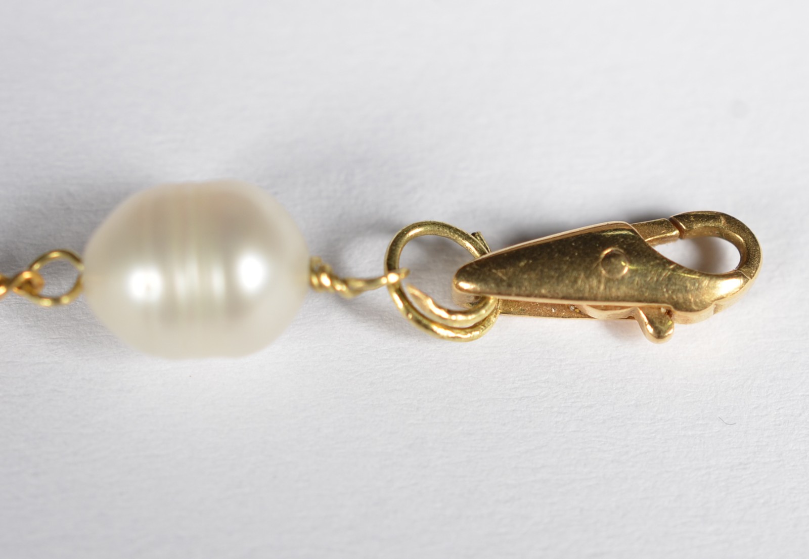 Pulseira de ouro 18k. com 5 perolas brancas intercaladas com cordão... - foto 4 de 4