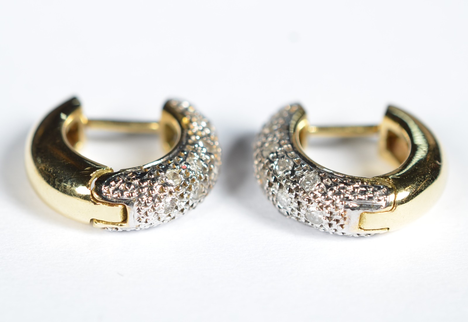 Par de brincos argolinhas de ouro 18k., contraste 750 cravejada com... - foto 1 de 6