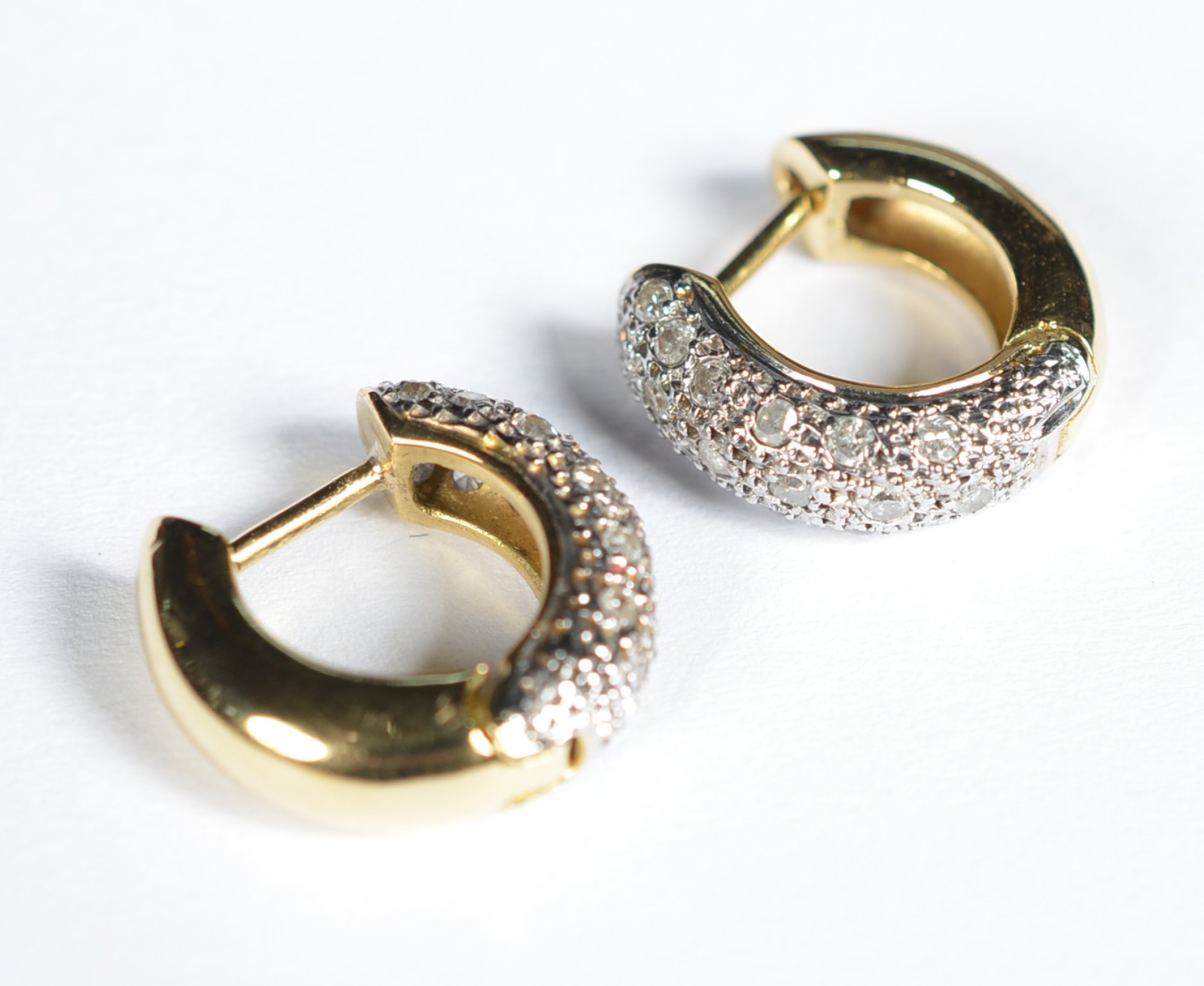 Par de brincos argolinhas de ouro 18k., contraste 750 cravejada com... - foto 2 de 6