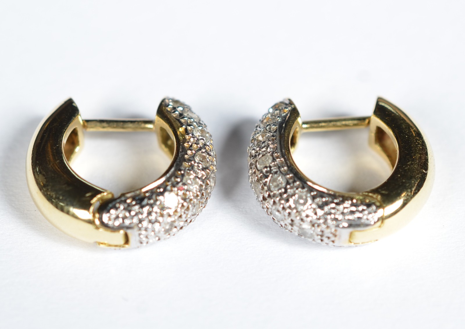 Par de brincos argolinhas de ouro 18k., contraste 750 cravejada com... - foto 3 de 6