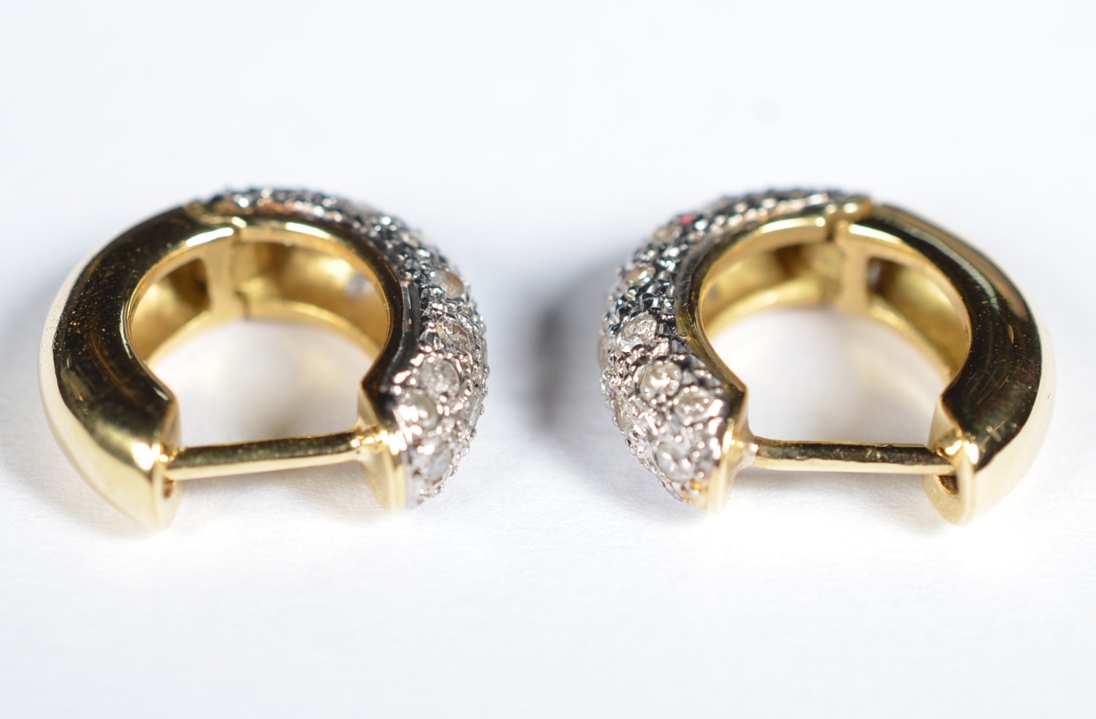 Par de brincos argolinhas de ouro 18k., contraste 750 cravejada com... - foto 5 de 6
