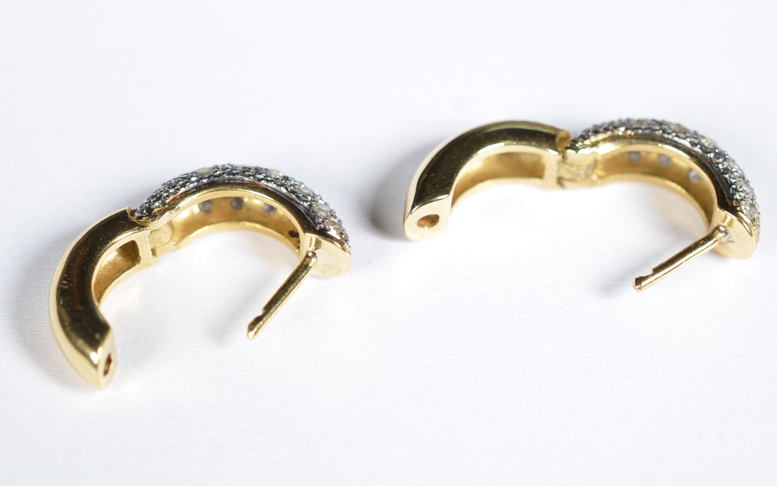 Par de brincos argolinhas de ouro 18k., contraste 750 cravejada com... - foto 6 de 6