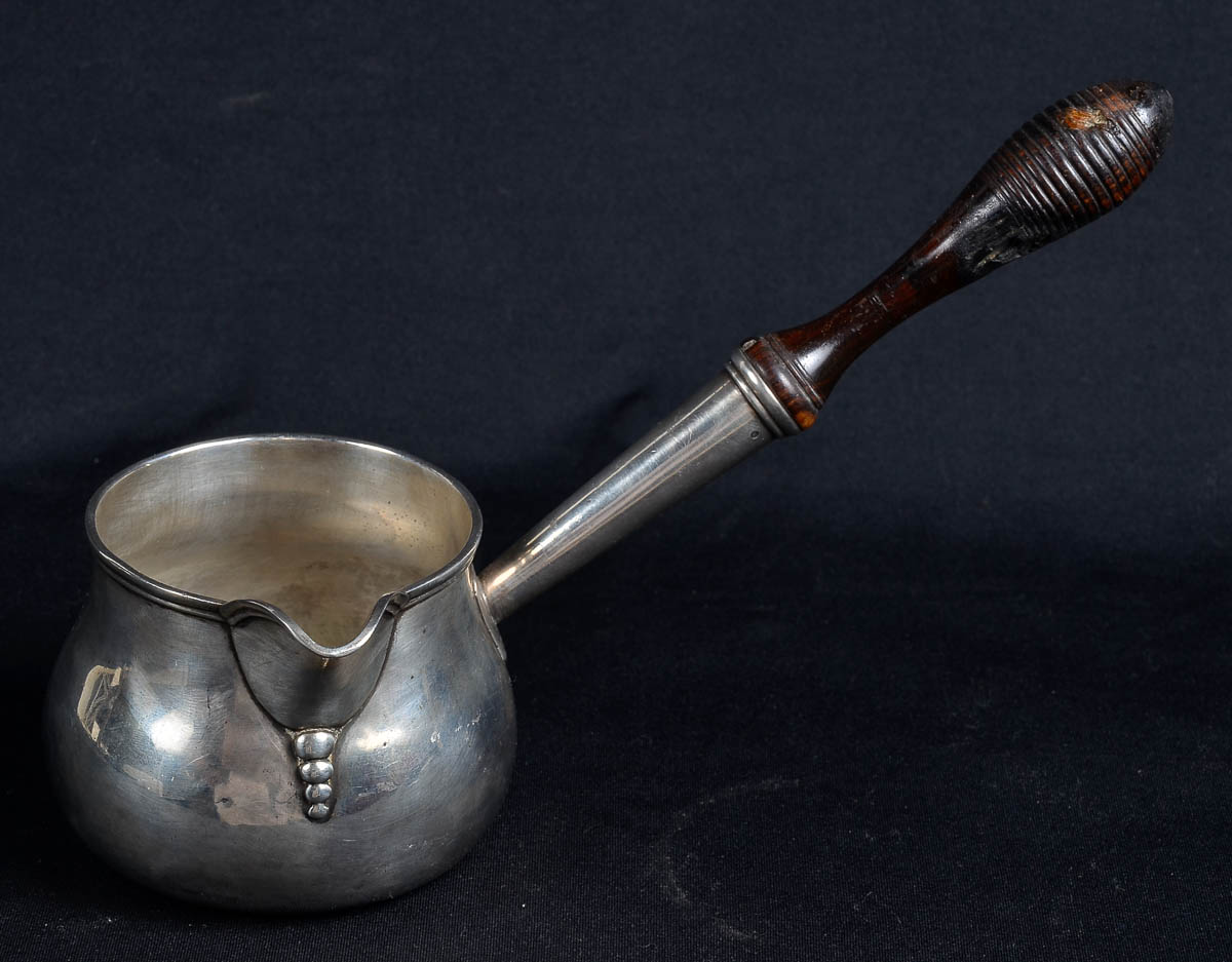 Saucepan de prata contrastada, cabo de madeira, alt 18 cm.