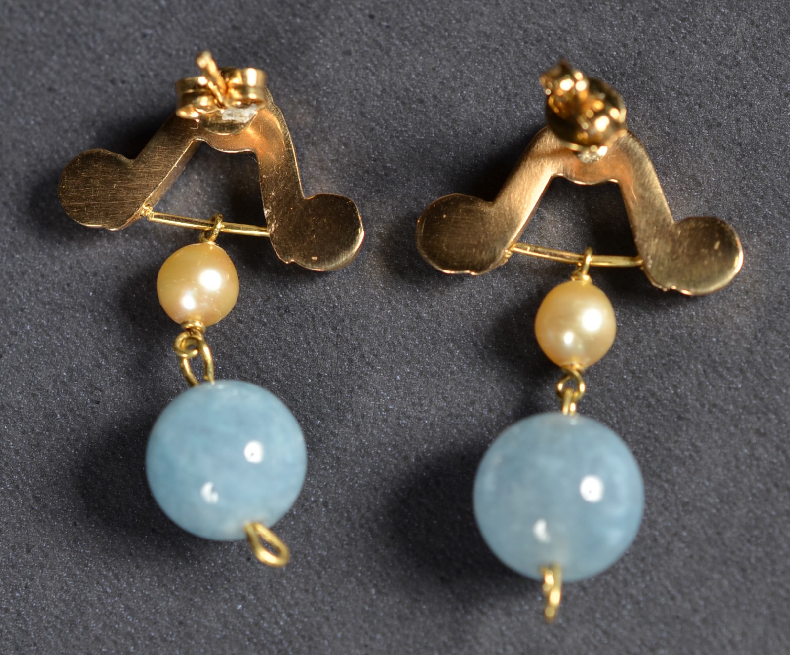 Par de brincos de ouro 18k., contraste 750, modelo "V" invertido na... - foto 2 de 5