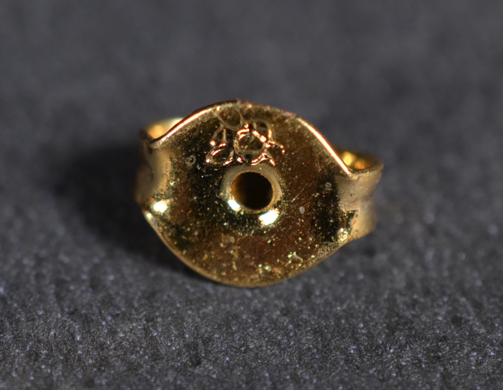 Par de brincos de ouro 18k., contraste 750, modelo "V" invertido na... - foto 4 de 5