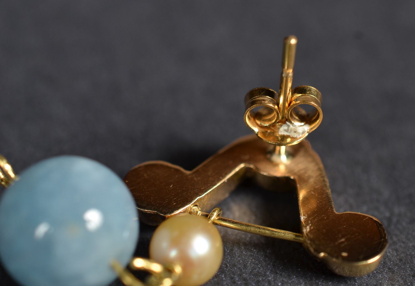 Par de brincos de ouro 18k., contraste 750, modelo "V" invertido na... - foto 5 de 5