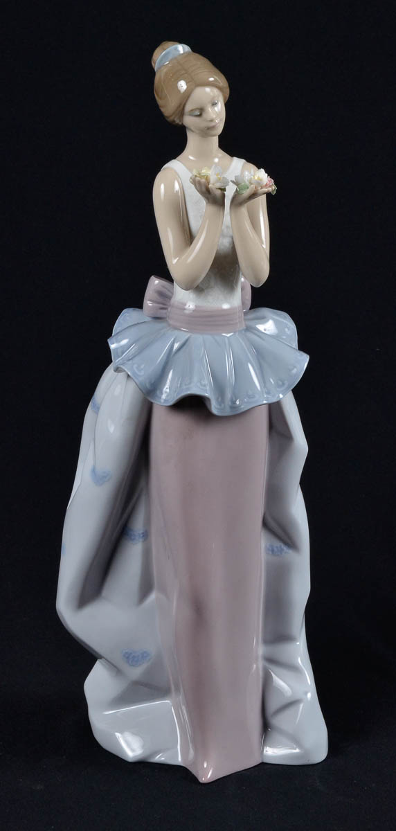 LLADRO - escultura de porcelana espanhola repres.moça com flores nas...