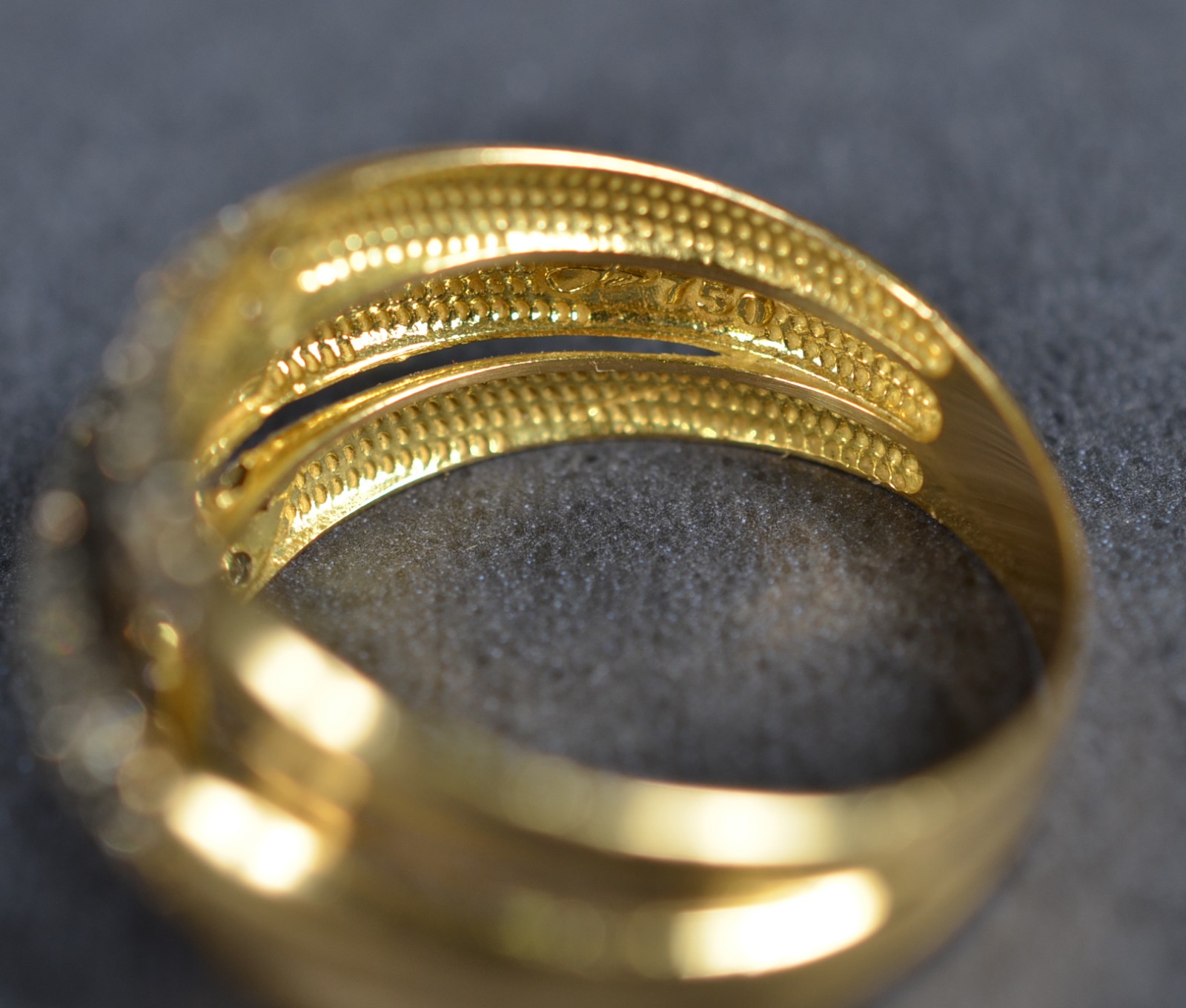 Anel de ouro 18k., contraste 750 com 41 brilhantes e rodinado negro... - foto 6 de 7