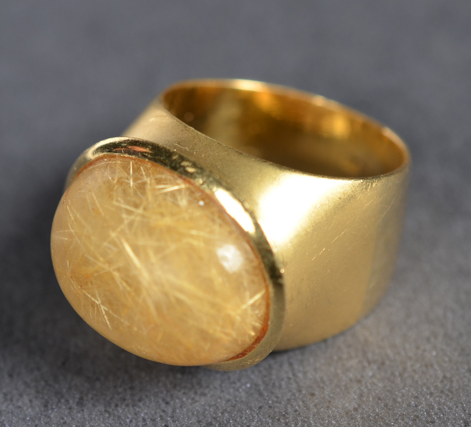 Anel de ouro 18k., contraste 750 com uma pedra quartzo, aro 18.(Por... - foto 1 de 5
