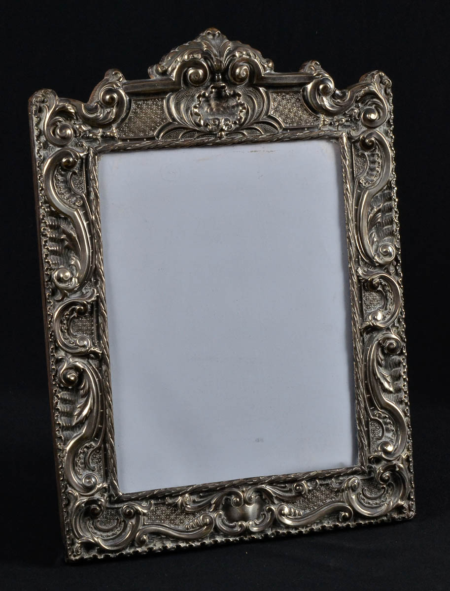 Porta retrato em prata contrastada - med. externa 0,36 x 0,26