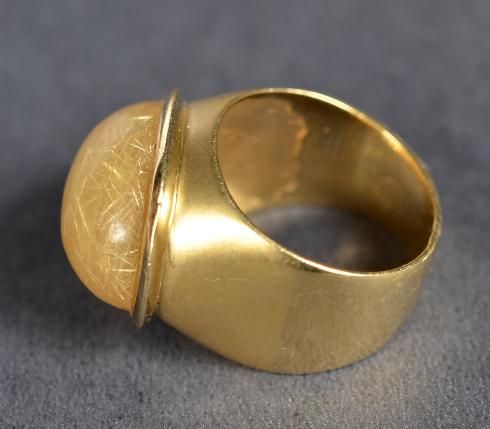 Anel de ouro 18k., contraste 750 com uma pedra quartzo, aro 18.(Por... - foto 2 de 5