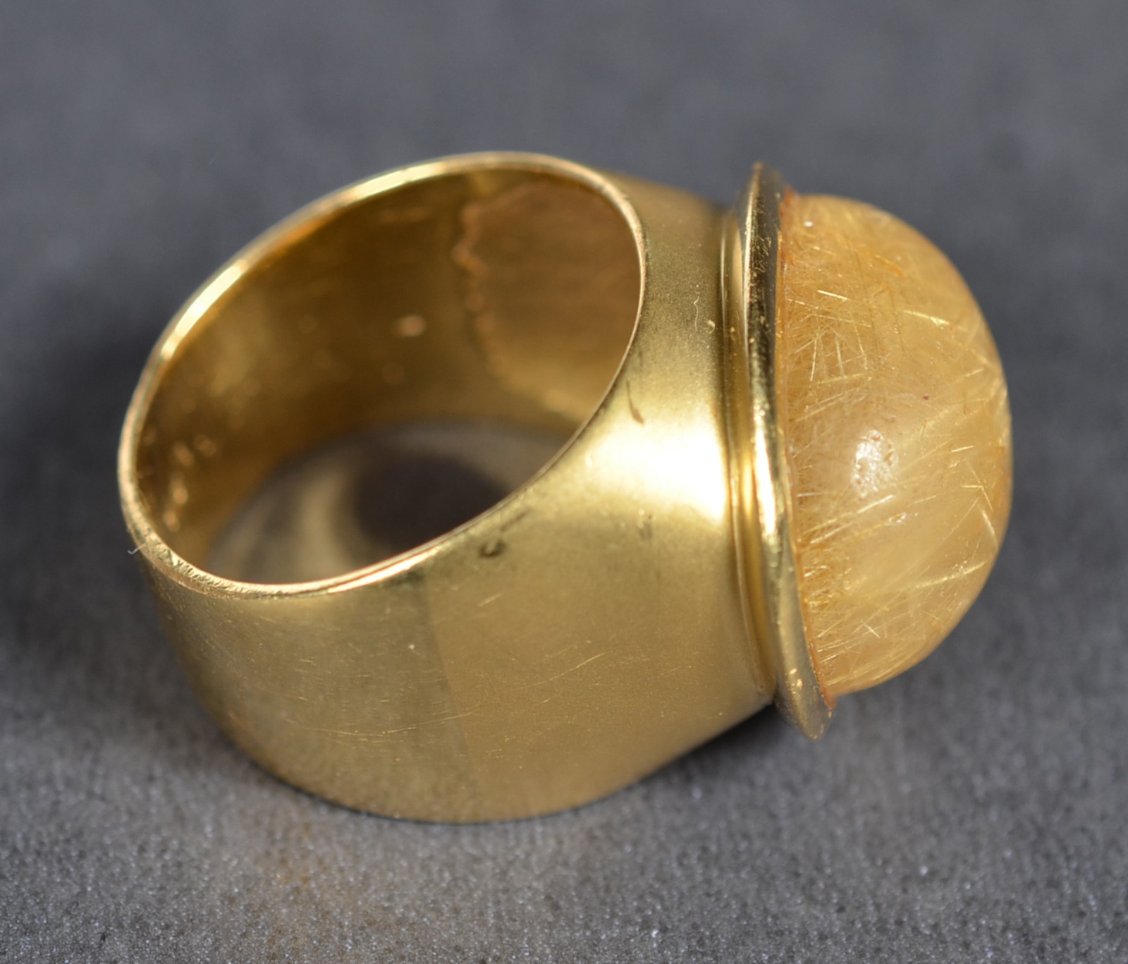 Anel de ouro 18k., contraste 750 com uma pedra quartzo, aro 18.(Por... - foto 3 de 5