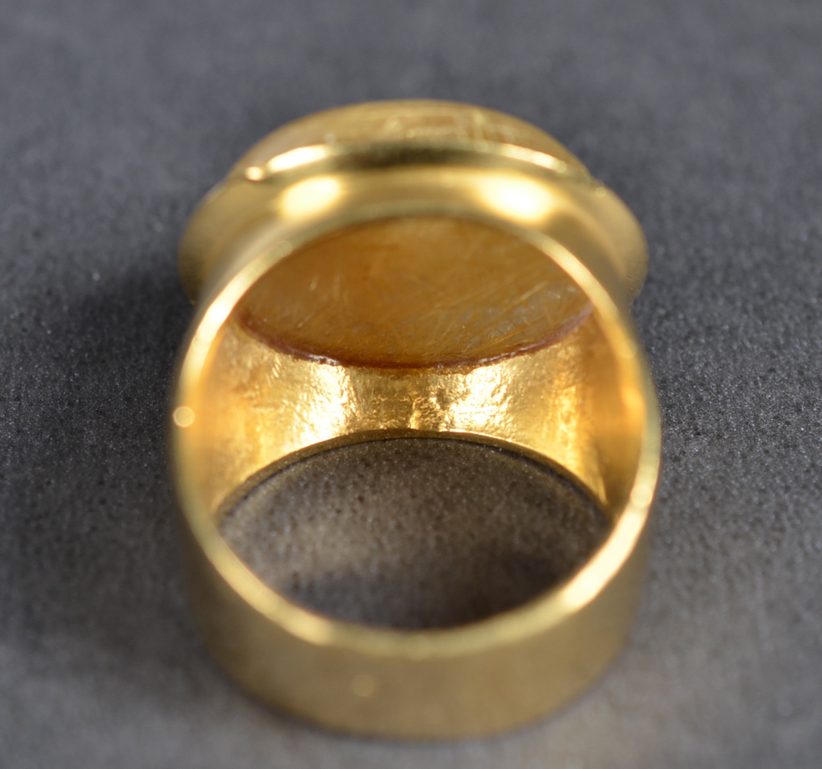 Anel de ouro 18k., contraste 750 com uma pedra quartzo, aro 18.(Por... - foto 4 de 5