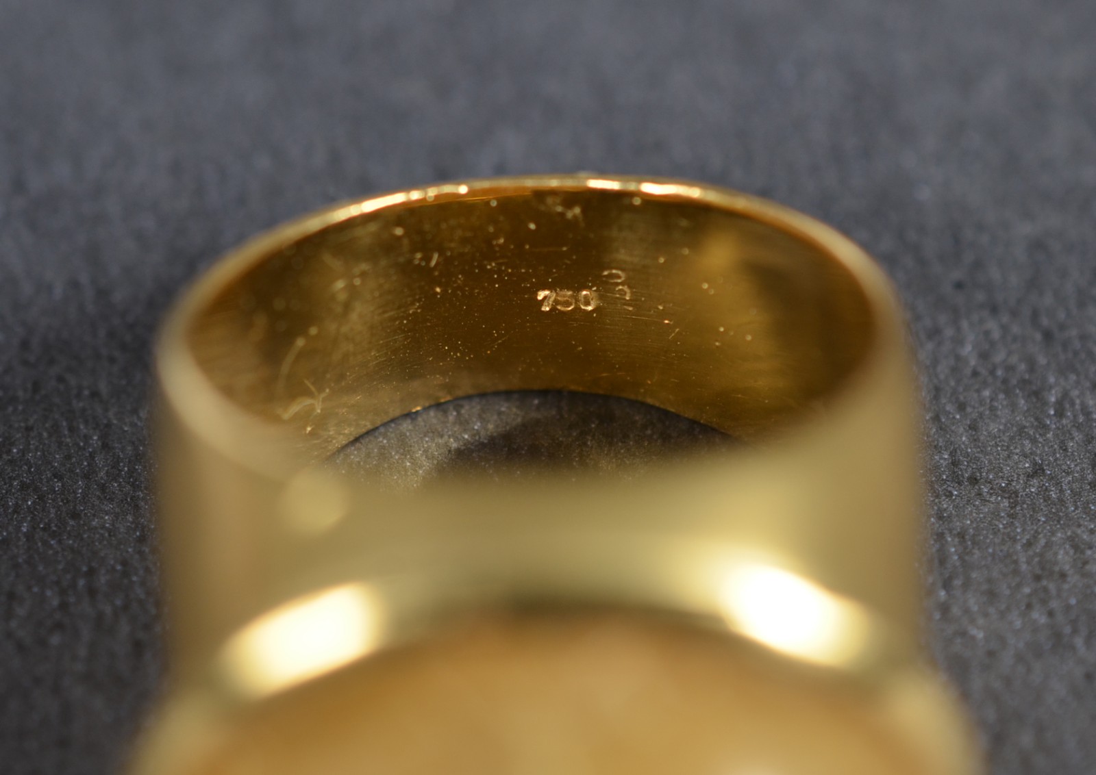 Anel de ouro 18k., contraste 750 com uma pedra quartzo, aro 18.(Por... - foto 5 de 5