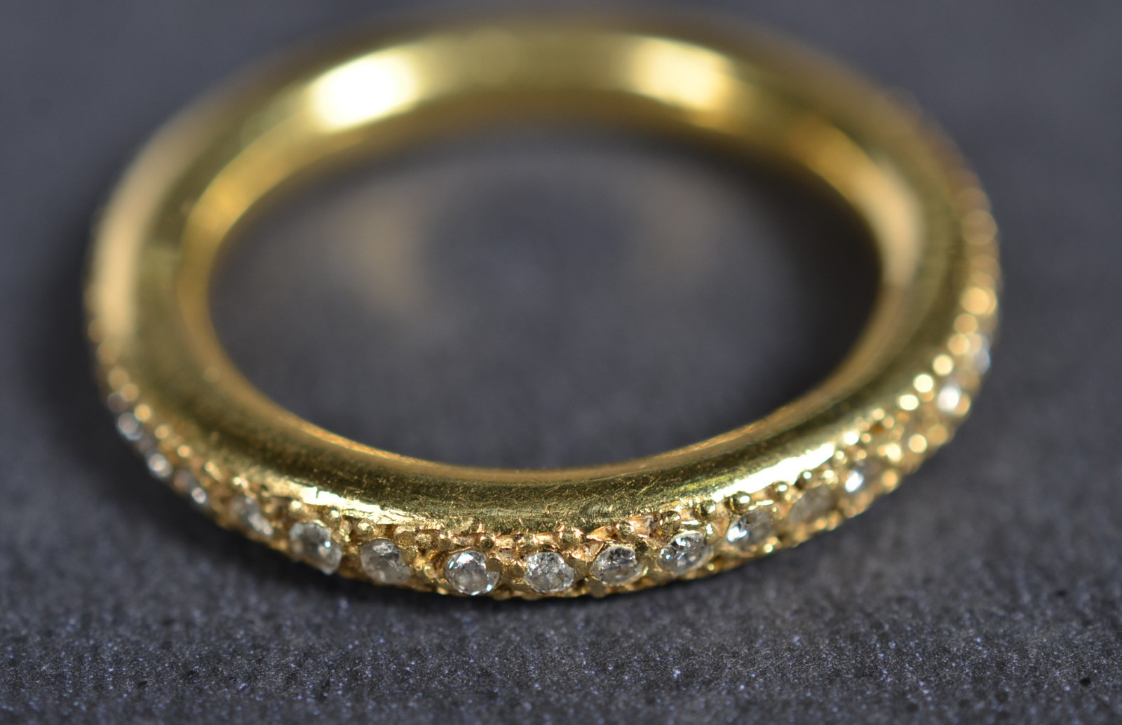 Aliança de ouro 18k., contraste 750 cravejado com 40 brilhantes, aro... - foto 1 de 4