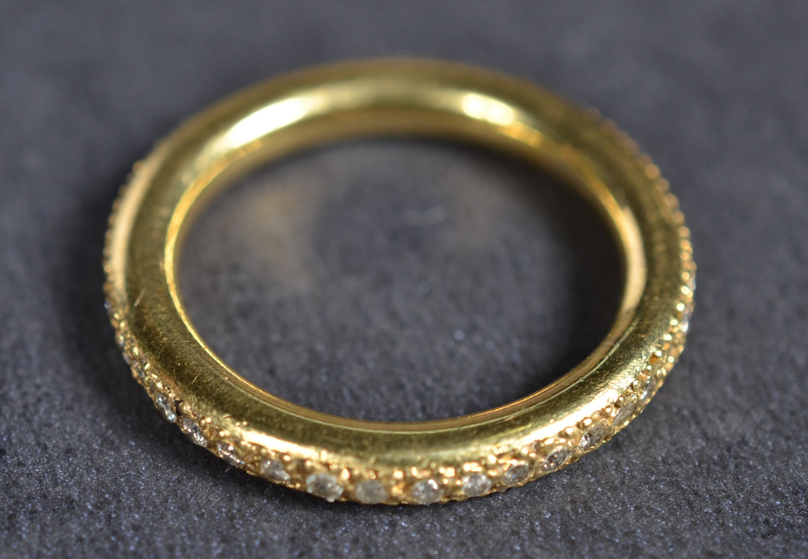 Aliança de ouro 18k., contraste 750 cravejado com 40 brilhantes, aro... - foto 2 de 4