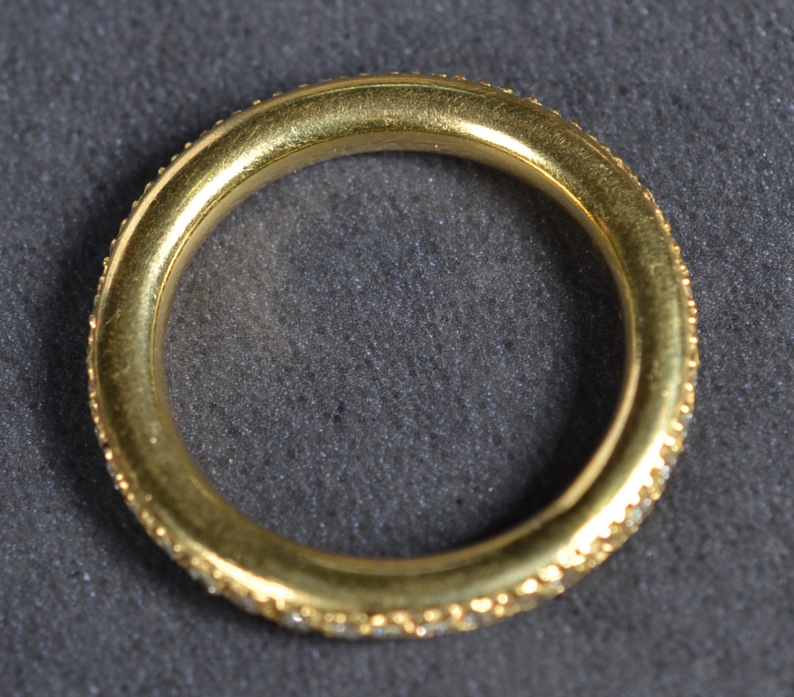 Aliança de ouro 18k., contraste 750 cravejado com 40 brilhantes, aro... - foto 3 de 4