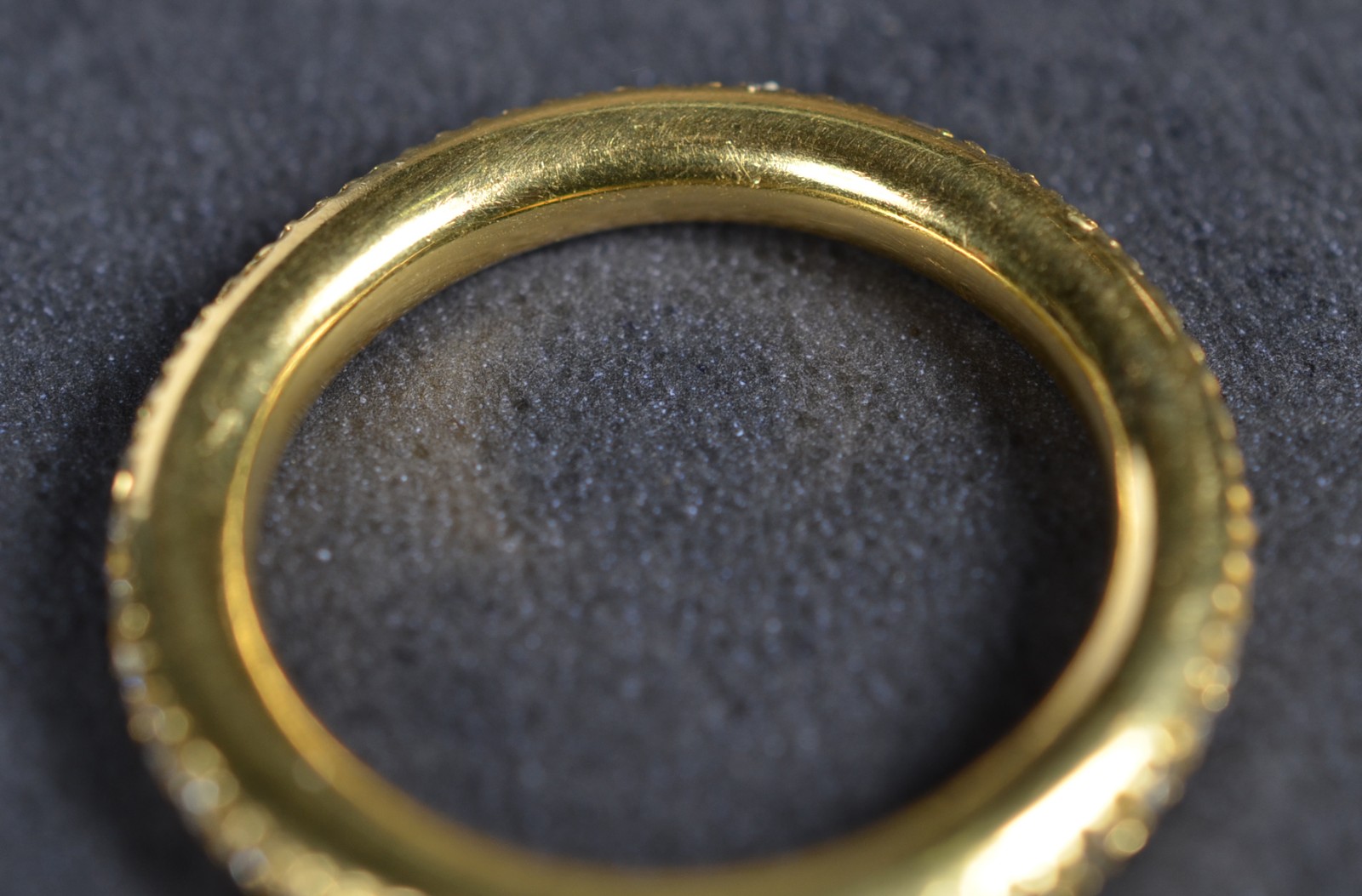Aliança de ouro 18k., contraste 750 cravejado com 40 brilhantes, aro... - foto 4 de 4