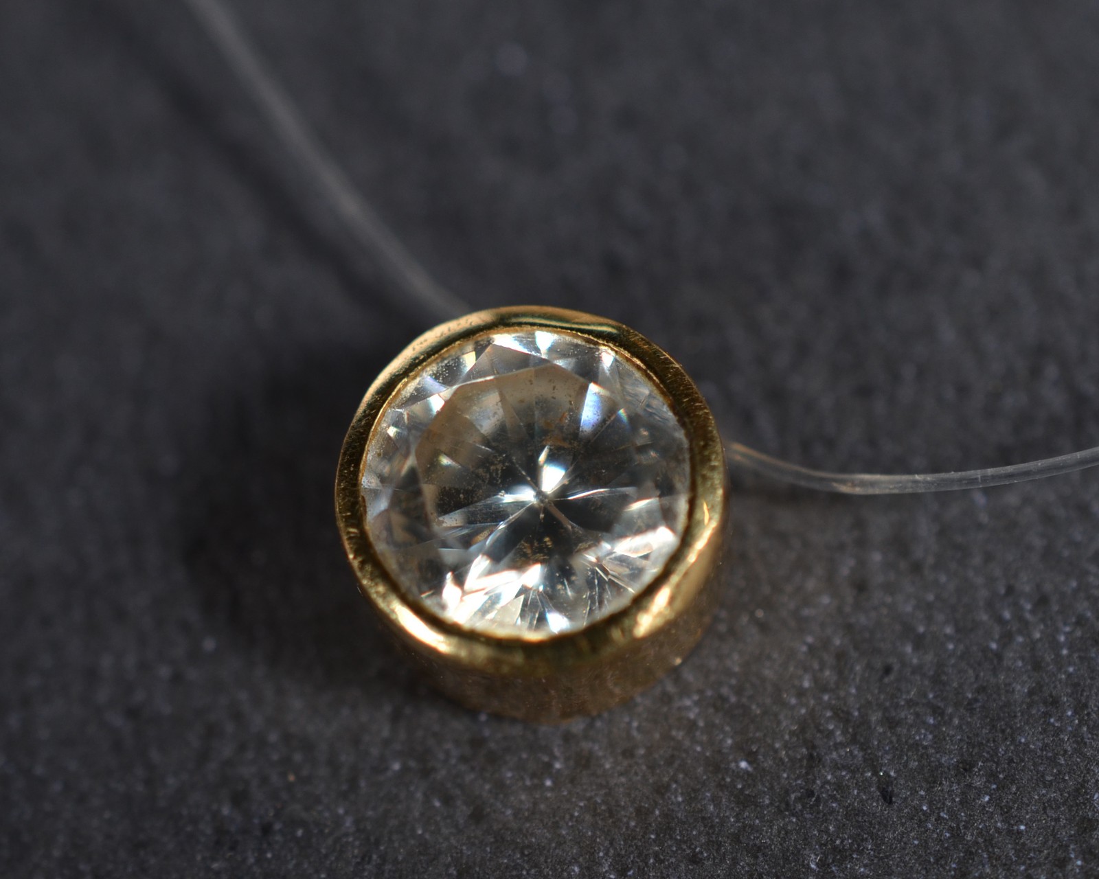 Ponto de luz, fecho e acabamentos de ouro 18k., contraste 750 com uma... - foto 1 de 5
