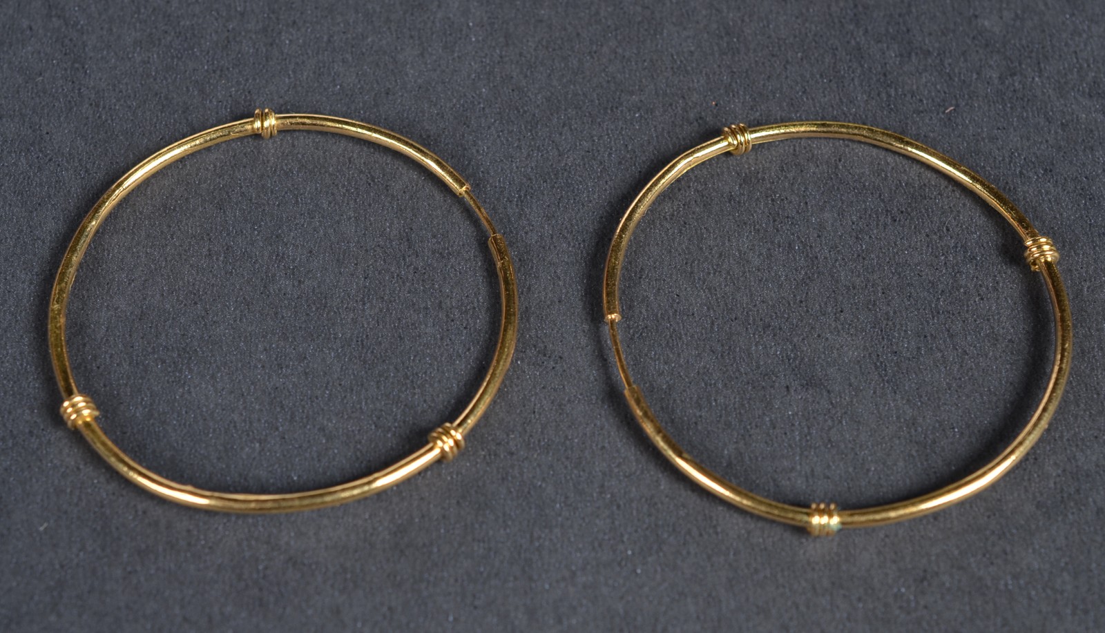 Par de brincos argolas de ouro 18k., contraste 750 modelo grande com... - foto 1 de 4