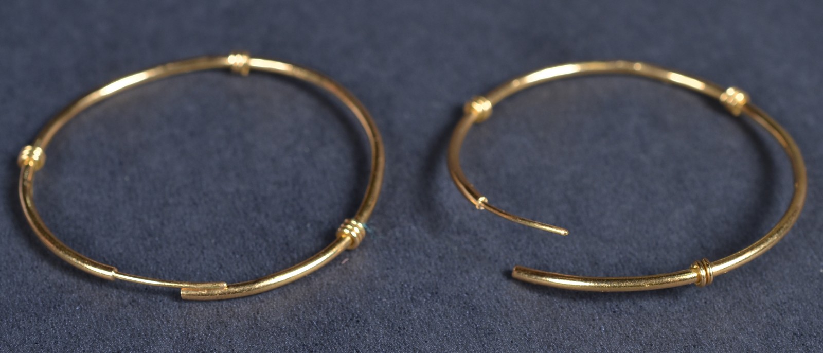 Par de brincos argolas de ouro 18k., contraste 750 modelo grande com... - foto 2 de 4