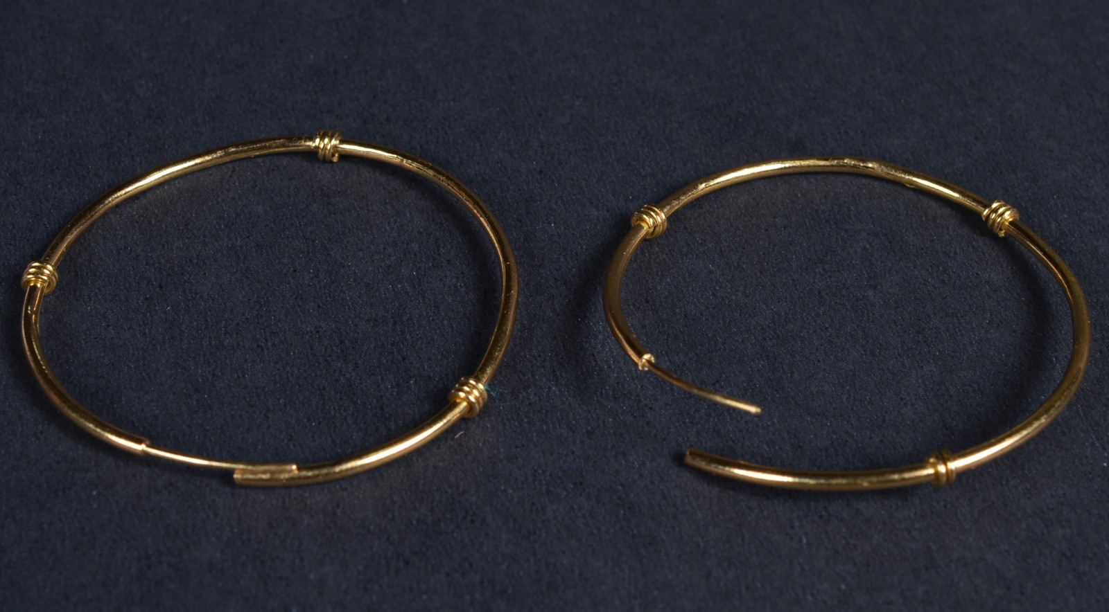 Par de brincos argolas de ouro 18k., contraste 750 modelo grande com... - foto 3 de 4
