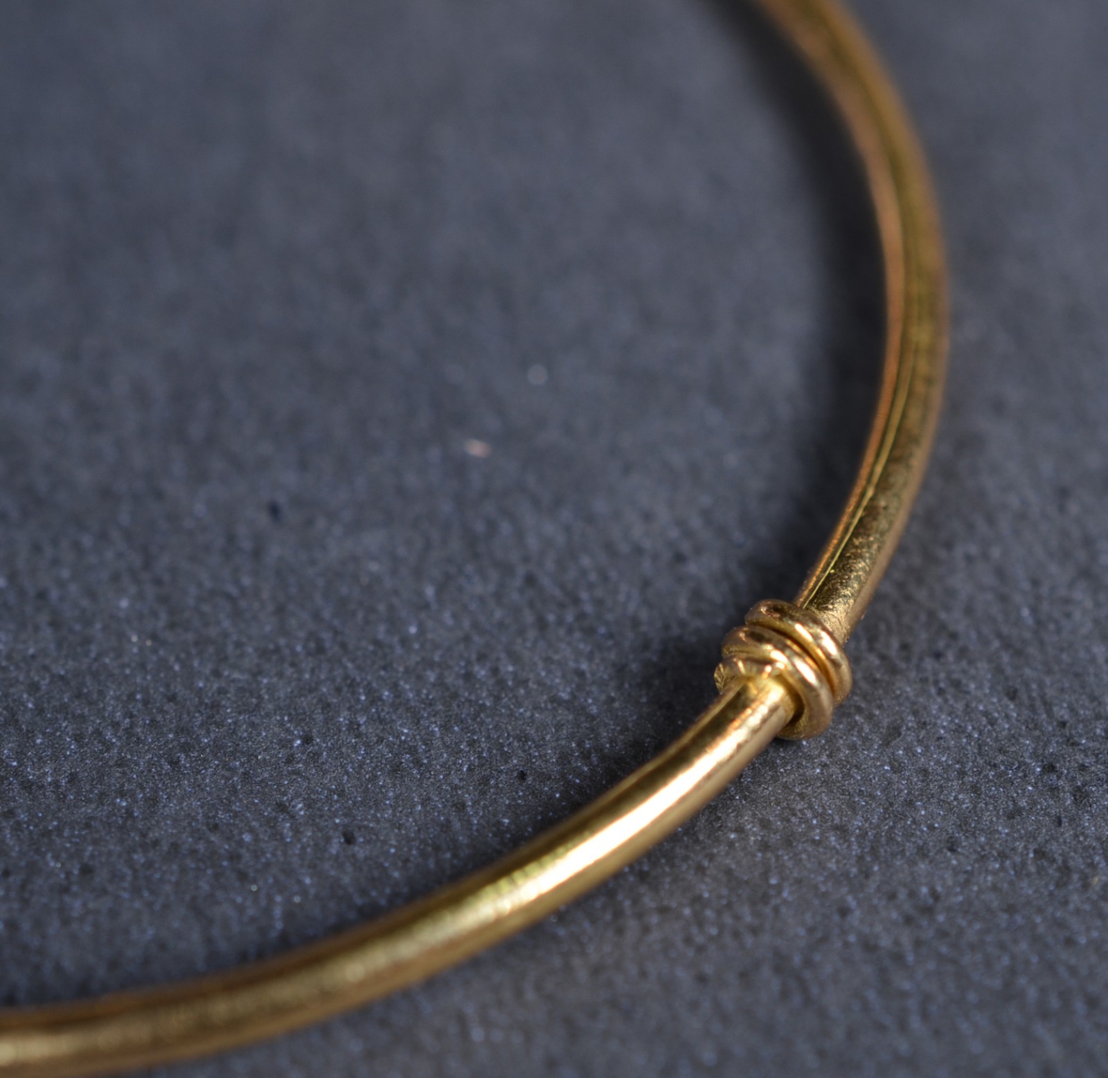 Par de brincos argolas de ouro 18k., contraste 750 modelo grande com... - foto 4 de 4