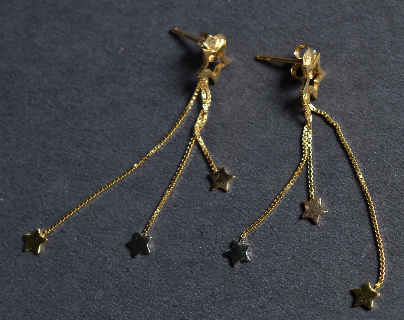 Par de brincos de ouro 18k., contraste 750 feitio estrela na base com... - foto 1 de 4