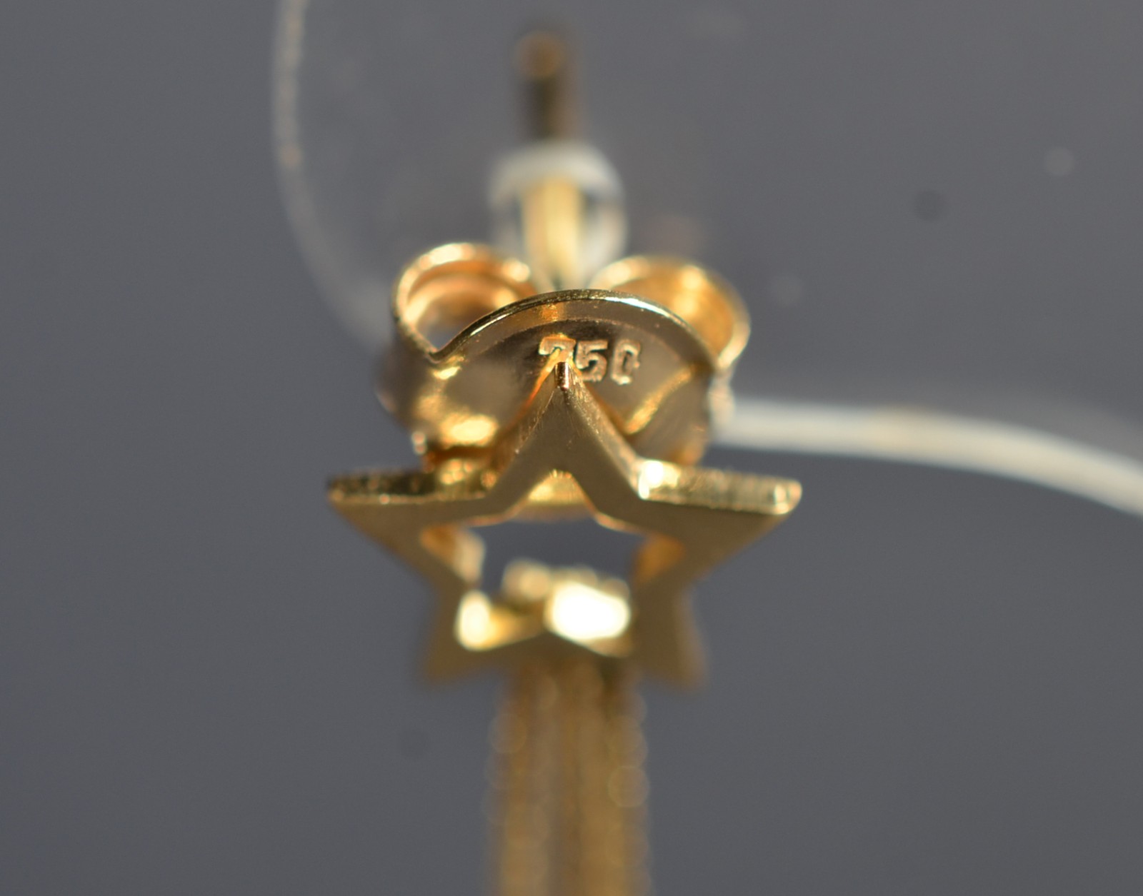 Par de brincos de ouro 18k., contraste 750 feitio estrela na base com... - foto 2 de 4
