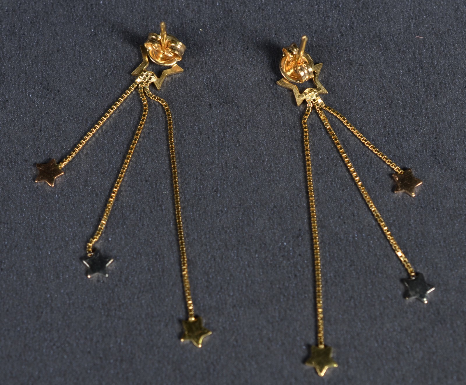 Par de brincos de ouro 18k., contraste 750 feitio estrela na base com... - foto 4 de 4