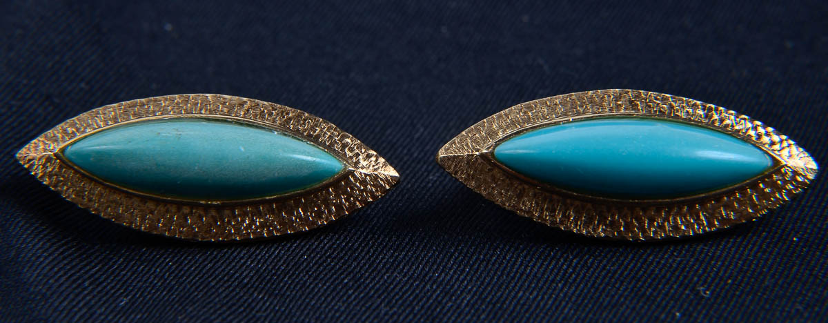 Brincos de pressao em ouro 18 K e navettes de turquesa. Peso 18,5 gr.