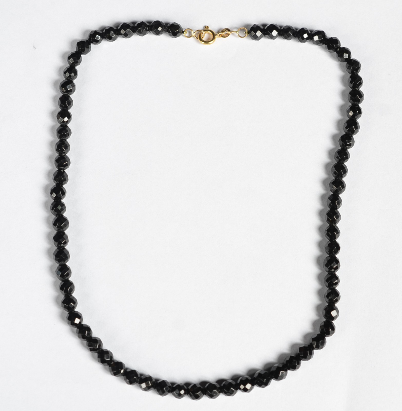 Colar com fio turmalina negro com fecho e complementos de ouro 18k... - foto 1 de 4