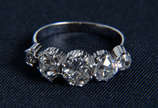 Anel de platina c/ 5 brilhantes, 4,3g. - Anel de platina c/ 5 brilhantes, 4,3g.