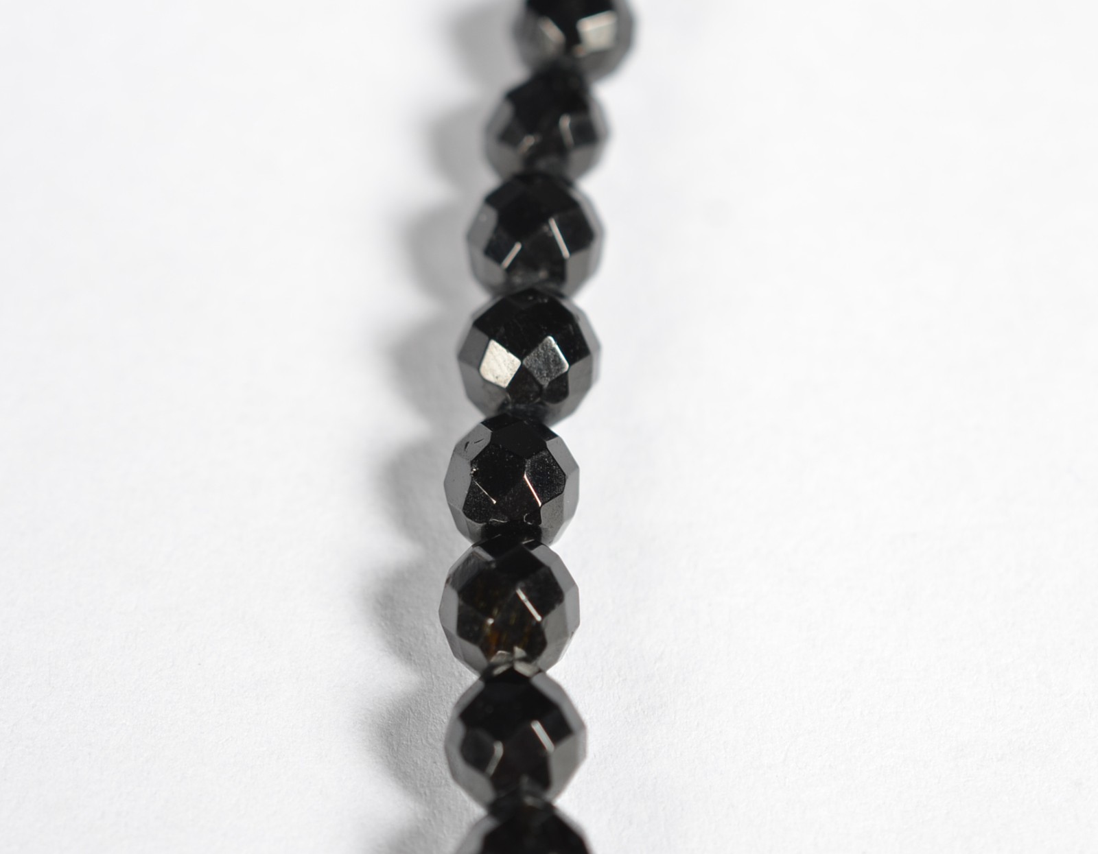 Colar com fio turmalina negro com fecho e complementos de ouro 18k... - foto 2 de 4