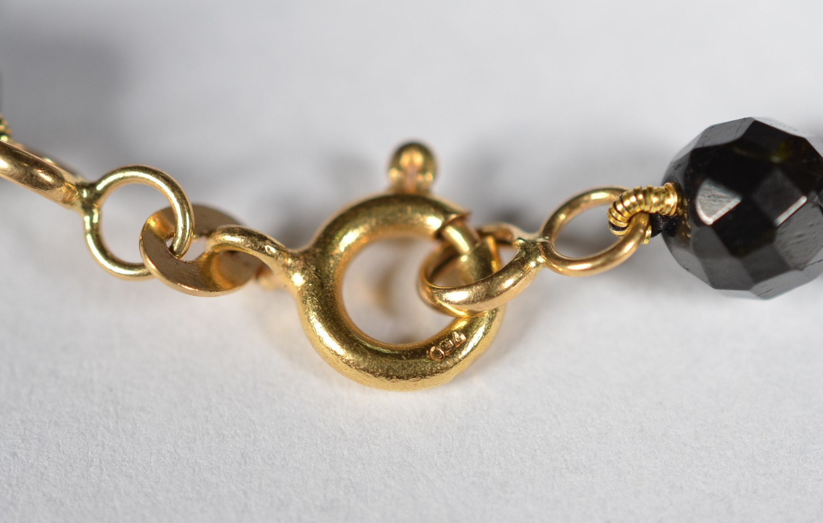 Colar com fio turmalina negro com fecho e complementos de ouro 18k... - foto 3 de 4