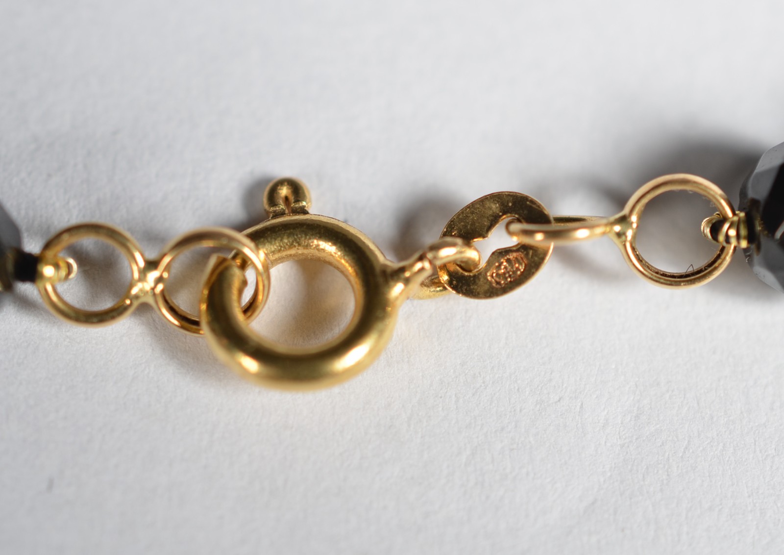 Colar com fio turmalina negro com fecho e complementos de ouro 18k... - foto 4 de 4