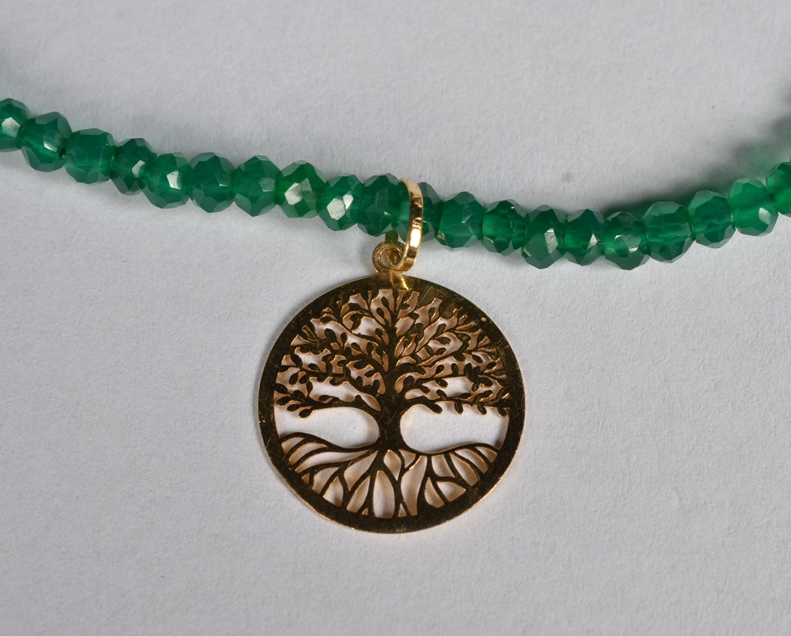 Colar com fio de ônix verde com fecho, corrente e pingente de ouro... - foto 1 de 6