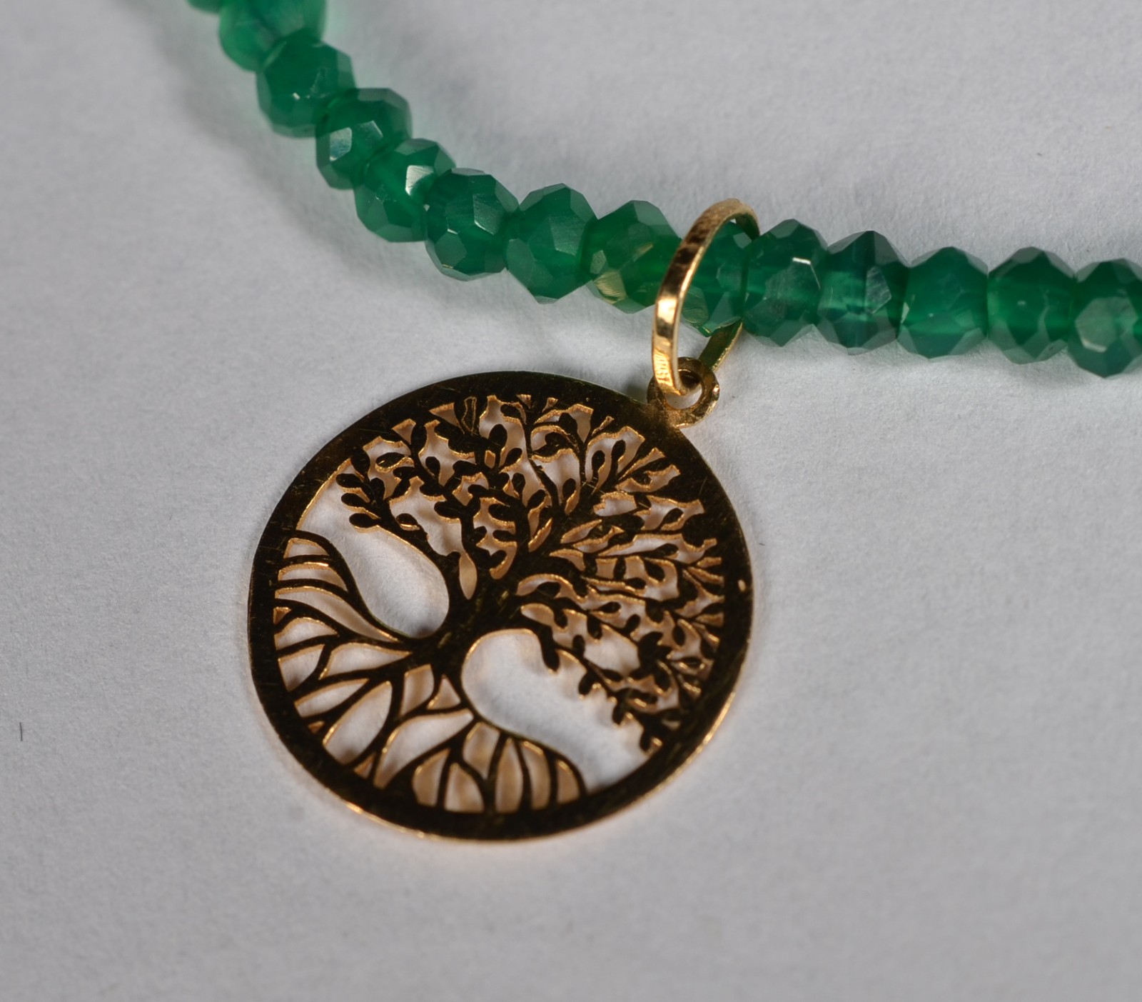 Colar com fio de ônix verde com fecho, corrente e pingente de ouro... - foto 3 de 6