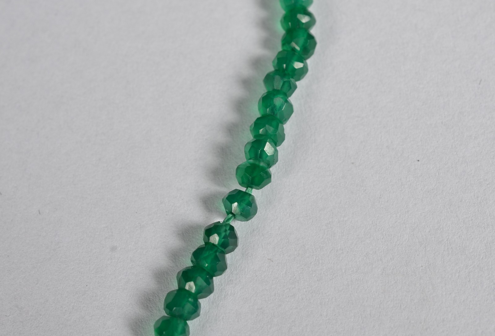 Colar com fio de ônix verde com fecho, corrente e pingente de ouro... - foto 5 de 6