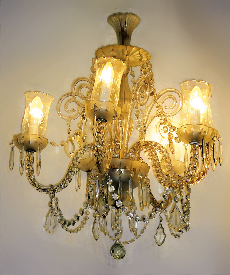 Lustre de cristal para 6 luzes, pingentes lapidados, alt. 86 cm.