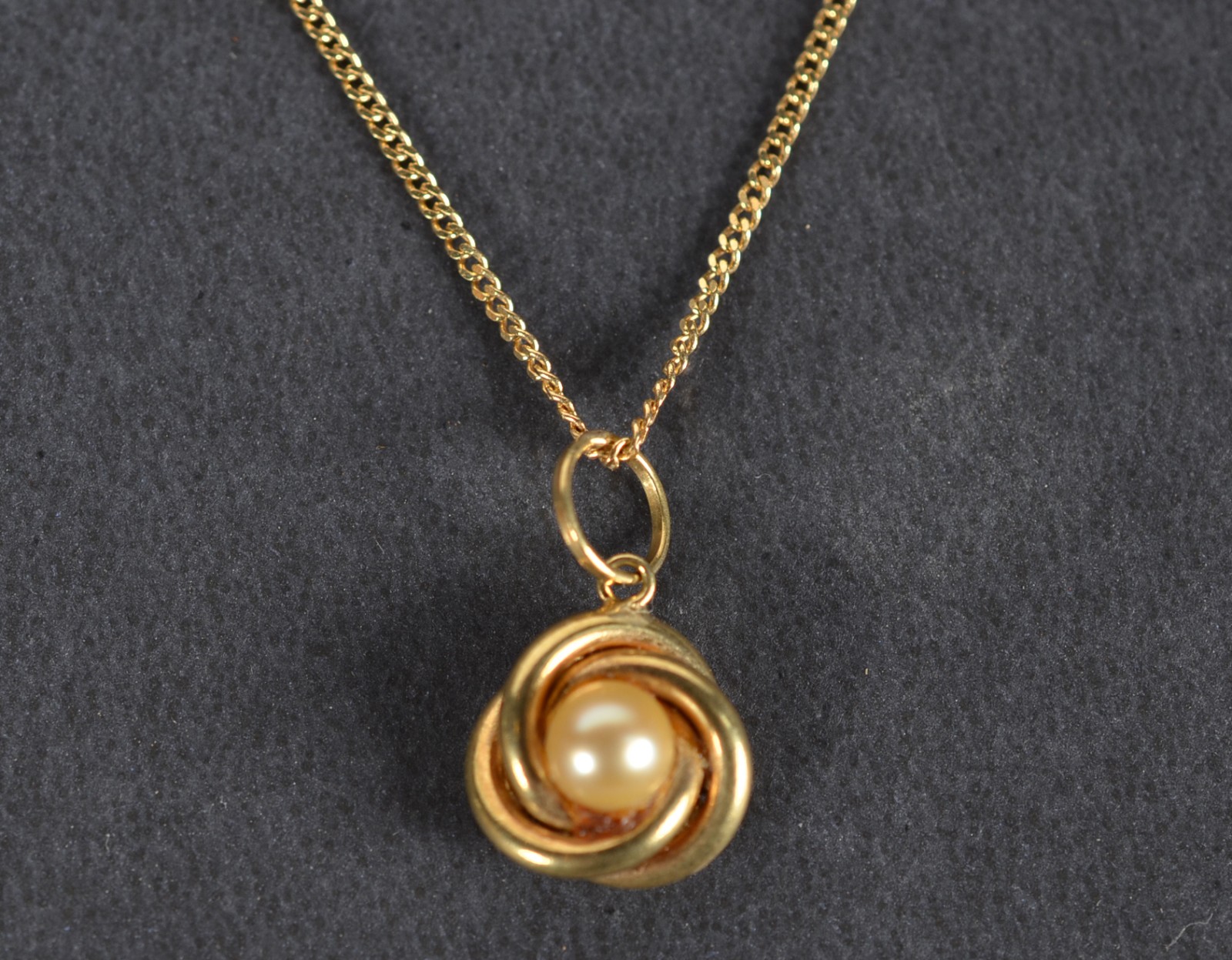 Gargantilha de ouro 18k., contraste 750 com pingente de perola. (Por... - foto 1 de 5