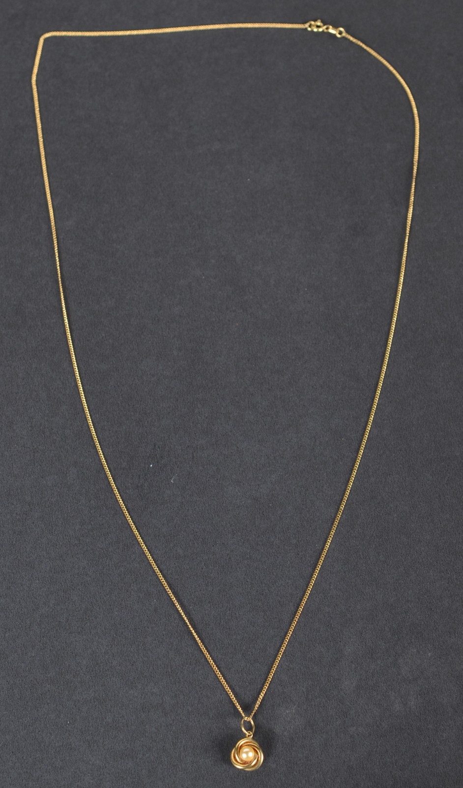 Gargantilha de ouro 18k., contraste 750 com pingente de perola. (Por... - foto 2 de 5