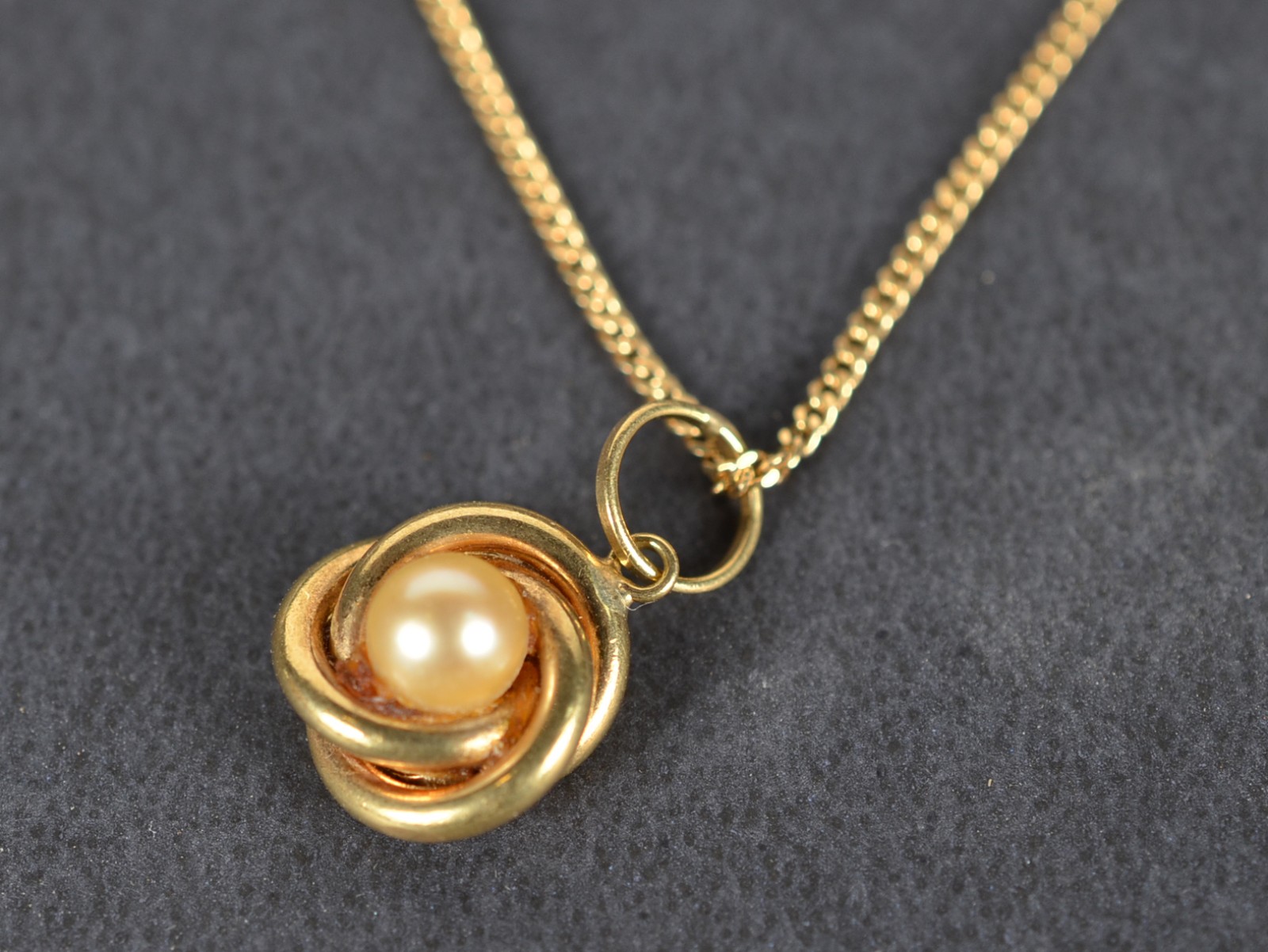 Gargantilha de ouro 18k., contraste 750 com pingente de perola. (Por... - foto 3 de 5
