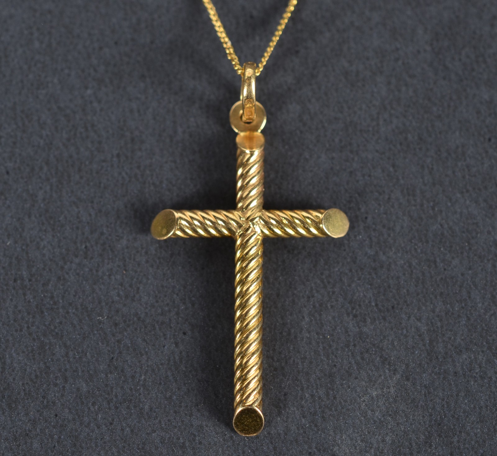 Gargantilha de ouro 18k. com pendente na forma de crucifixo. - foto 1 de 5